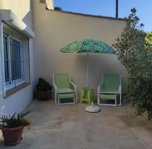 Joli Appartement Avec Cour Prive A 5 Minutes A Pied De La Plage