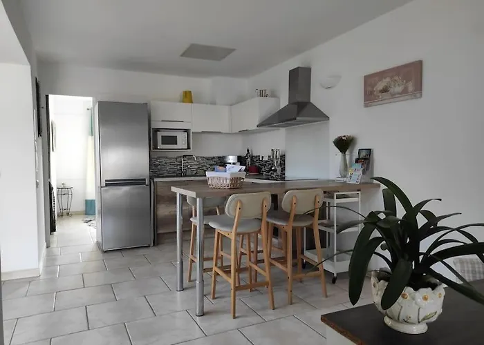 Joli Appartement Avec Cour Prive A 5 Minutes A Pied De La Plage