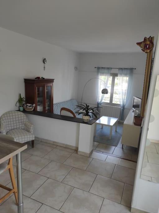 Joli Avec Cour Prive A 5 Minutes A Pied De La Appartement *